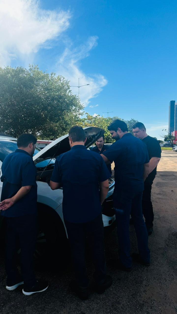 Grupo em campo durante operação com drone